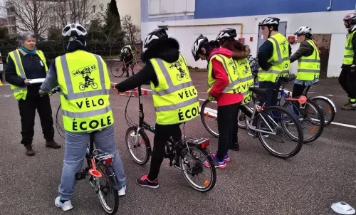 Séance de vélo-école de Vélo-Cité 63 à Clermont-Fd