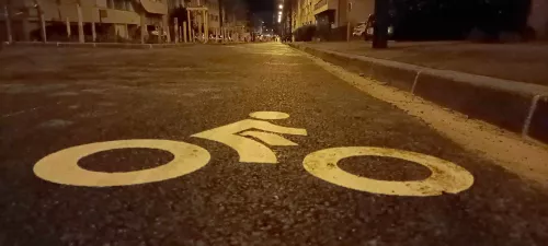 Logo "vélo" peint sur le sol d'une piste cyclable toute neuve